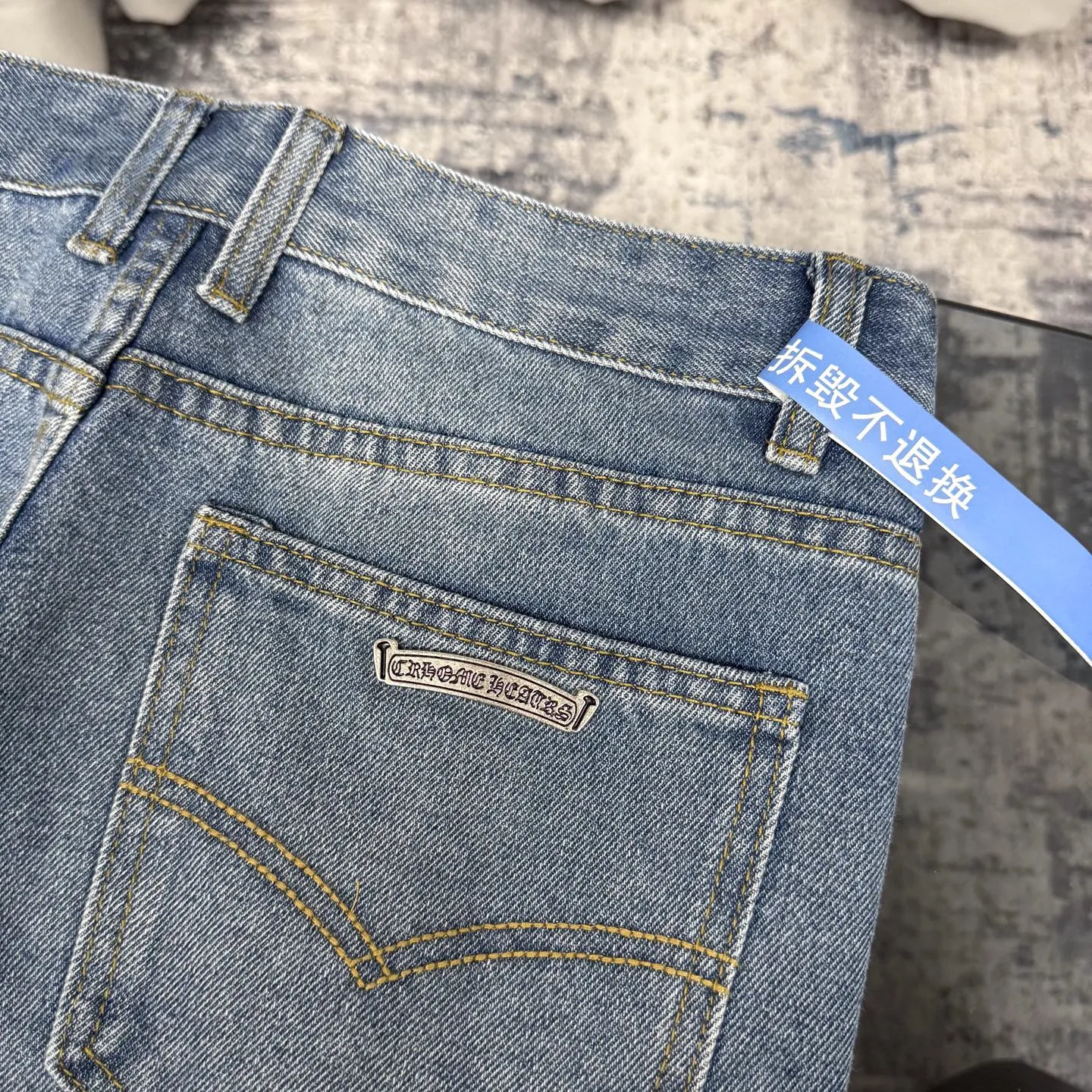 P230 Chrome Hearts CH/Chrome Hearts Classic Blue Pants White Cross Patched Leather Jeans. Original purchase and patterning. Really restores the ultimate texture of Vintage. Special Italian cowhide print and then cut. Customized sheepskin three-layer thick line leather. The whole body is spliced in heavy water washing process. Craftsmen hand-splash ink. You can see the details. Three-dimensional cutting version. Loose and comfortable. Not picky on the figure. Makes taller and slimmer. Seiko factory. Original quality control. Same style for men and women. Can be matched with couples. Versatile recommendation. Essential jeans for all seasons Color: blue Size: 28-36 (S-XXL)